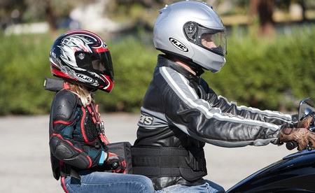 ¿Podemos llevar a los niños en moto? Sí, pero siempre que lo hagamos de forma correcta