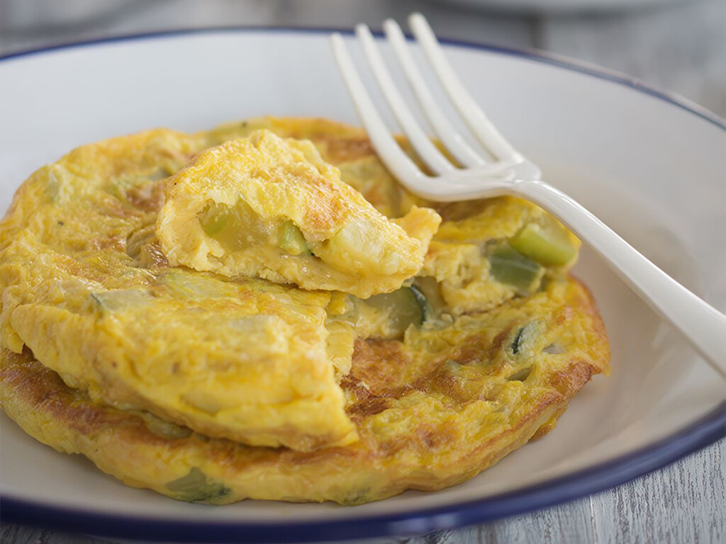 Esta tortilla con calabacín es la receta sencilla que siempre hago cuando me da pereza preparar la cena