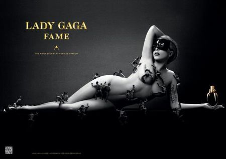 Qué mejor que un despelote de Lady Gaga para vendernos su perfume