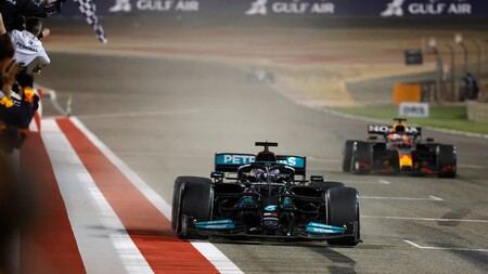 ¡Polémica! Max Verstappen le gana el duelo a Lewis Hamilton pero la FIA le obliga a dejarse pasar