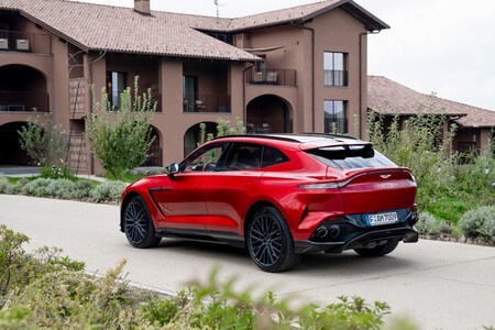 Aston Martin DBX707