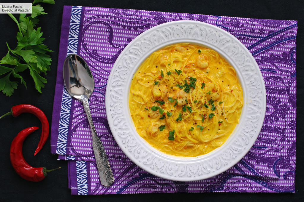 Sopa thai de fideos de arroz y gambas: receta melosa y aromática con un toque picante
