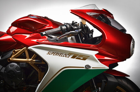 La limitadísima MV Agusta Superveloce 75 Aniversario es una oda a la esencia de Varese, con librea específica y por 25.000 euros