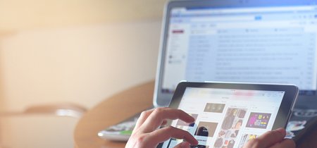 La mitad de los españoles usa Internet a diario y casi todos quieren bloquear la publicidad