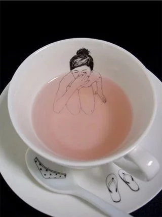 Una chica desnuda en mi taza de té