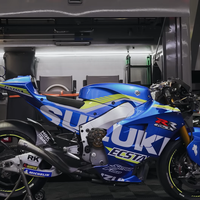 Triunfo de Aleix Espargaró: ha apretado tanto a los japoneses que le han regalado su antigua Suzuki de MotoGP