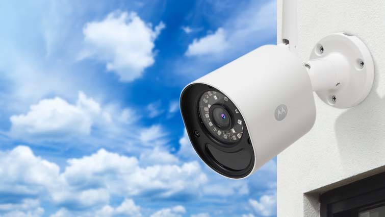 Focus 72: esta es la cámara conectada de Motorola pensada para controlar lo que sucede en casa durante nuestra ausencia