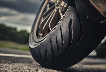 Los neumáticos Bridgestone Battlax Sport Touring T32 irrumpen para mejorar el agarre en mojado de las motos ruteras