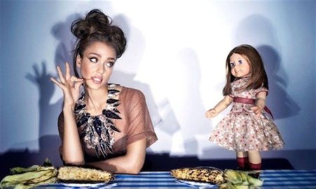Jessica Alba como una muñeca