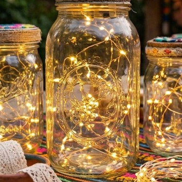 Los frascos de vidrio que ibas a tirar pueden convertirse en la lámpara más bonita del salón este 2026 