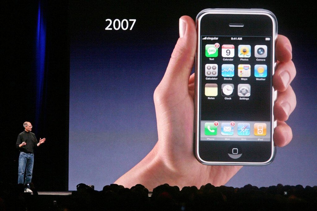 Se acostumbrarán. La arriesgada estrategia de Steve Jobs en el primer iPhone y que (por suerte) se quedó para siempre
