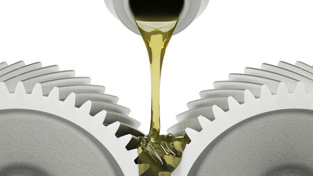 ¿SAE? ¿API? ¿10W40? Desciframos los aceites para que sepas escoger el mejor para tu moto