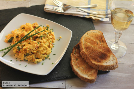 Revuelto de erizos y espárragos trigueros. Receta ligera