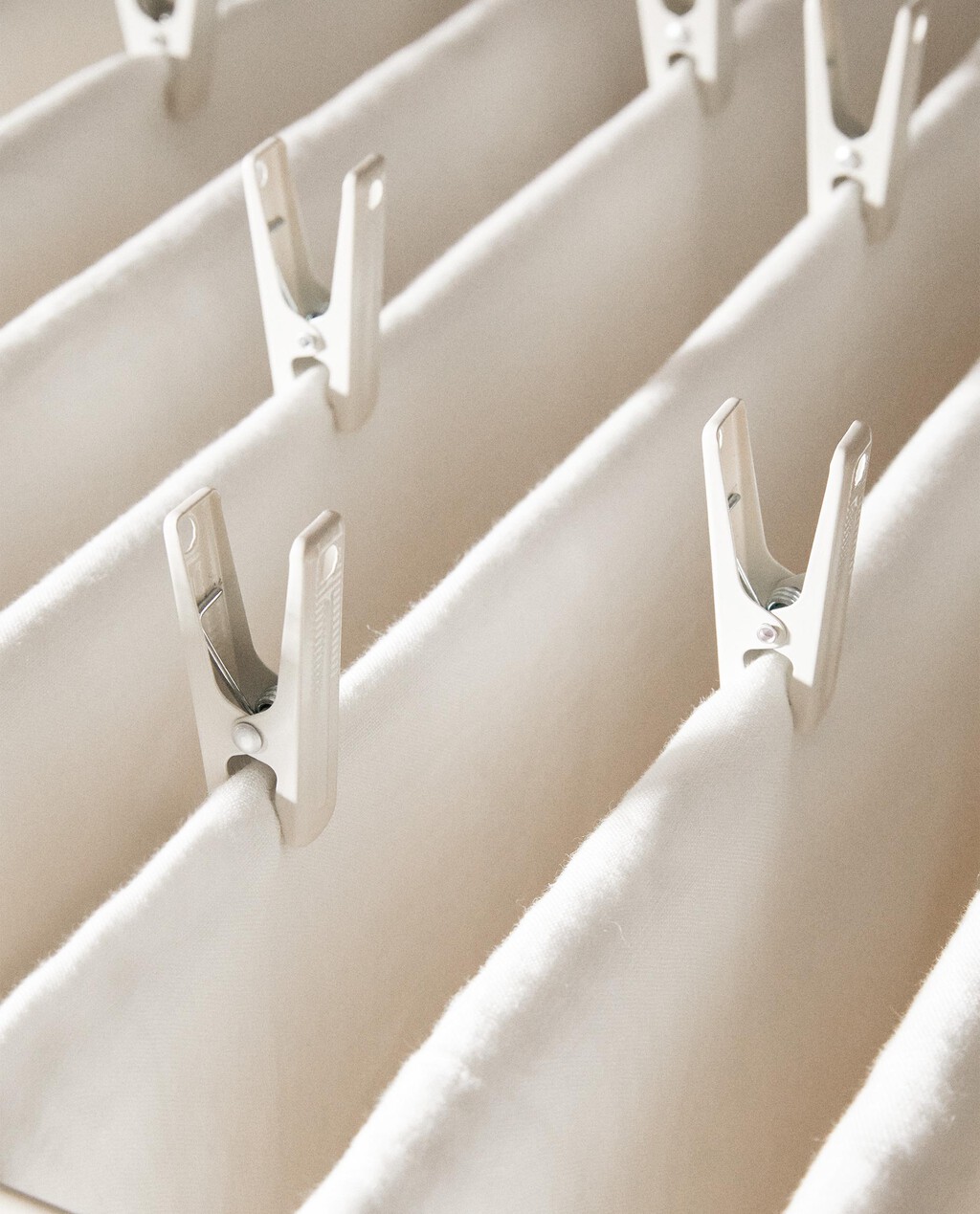 Zara Home tiene un tendedero de pared que se esconde cuando no lo utilizas, ideal para tender la ropa dentro de casa en los días de lluvia