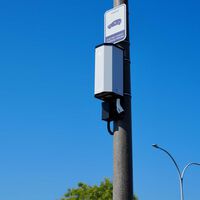 Uma empresa achou a solução para ter carregadores de carros elétricos à prova de vândalos: cabos retráteis a três metros de altura 