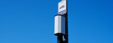 Uma empresa achou a solução para ter carregadores de carros elétricos à prova de vândalos: cabos retráteis a três metros de altura 