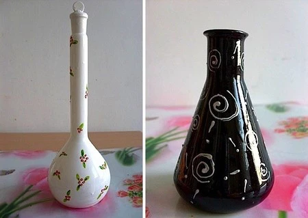 Recicladecoración: recipientes de laboratorio decorados y convertidos en jarrones