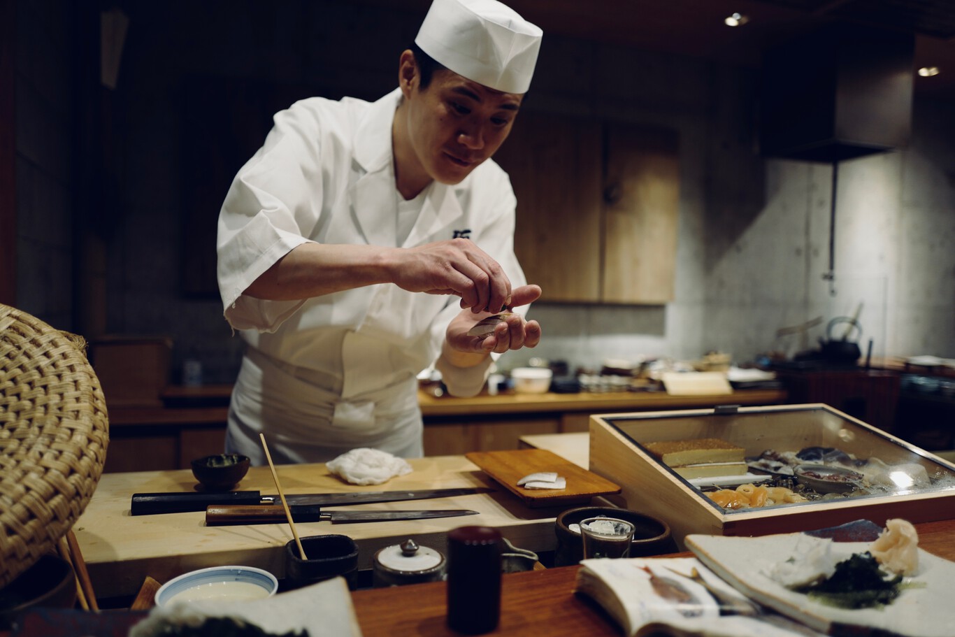 Persona comiendo con palillos durante una comida tradicional japonesa