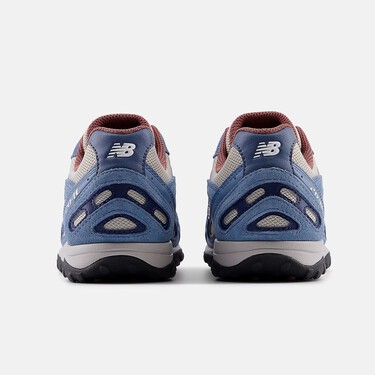 Ni tan retro, ni tan modernas: New Balance y sus zapatillas color azul denim son todo lo que necesitas para llevar con los vaqueros de tu armario 