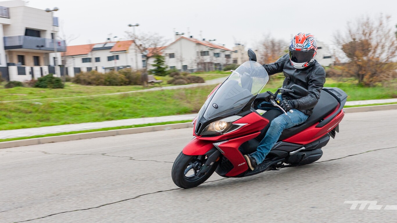 Probamos la Kymco Super Dink 350 TCS: un scooter para el carnet A2 cómodo, solvente y con control de tracción, por 5.199 euros