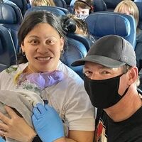 Una mujer dió a luz a su bebé de 29 semanas en pleno vuelo sin saber que estaba embarazada