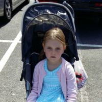 La gente la critica por considerar que su hija es mayor para ir en cochecito y ella se defiende así 