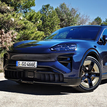 He estado probando el Porsche Cayenne Electric y hay que asumirlo: aunque no tenga un motor V8, va mejor que un Lamborghini Urus de gasolina