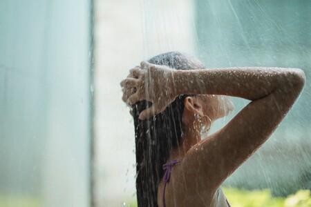 Una ducha antes de irte a la cama para dormir sin calor: ¿agua fría o caliente?