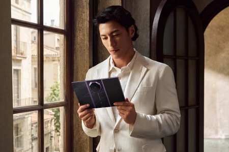 Huawei Mate Xt 2 Lifestyle