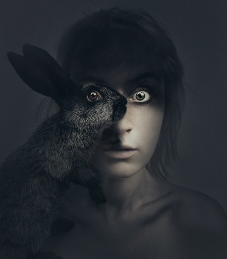Flora Borsi y la magia de reinventarse en cada autorretrato