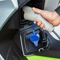 Cargadores cada 60 kilómetros: el plan de Europa para poder viajar en moto eléctrica a golpe de pila