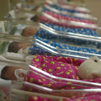 27 años después de haber nacido el mismo día en el mismo hospital, una pareja contrae matrimonio 