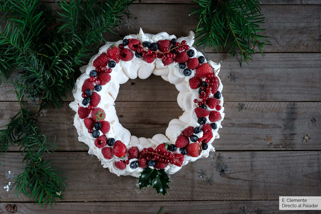 Corona de navidad con frutos rojos: la pavlova navideña que llenará de color tu mesa
