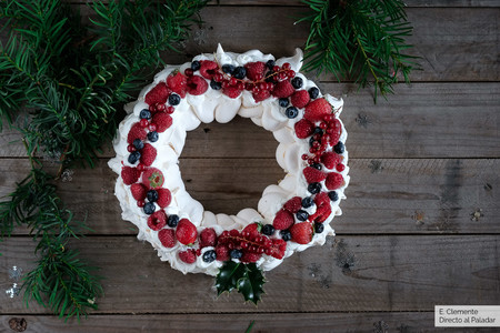 Corona de navidad con frutos rojos: la pavlova navideña que llenará de color tu mesa