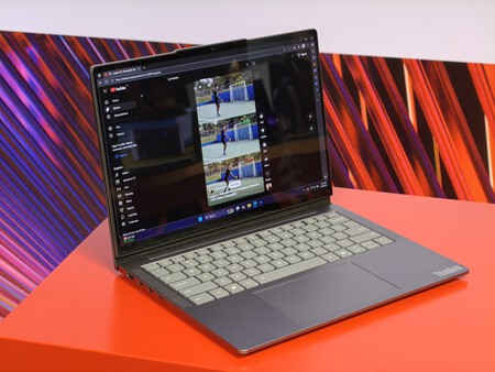 Horizontal, the laptop passes through a normal and current laptop | Image: Xataka