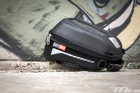Probamos la bolsa sobredepósito GIVI ST602, cuatro litros más que suficientes para facilitarte la vida