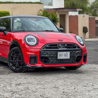 Probamos el MINI Cooper JCW a gasolina: el MINI más divertido, pero no para todos