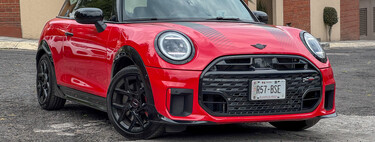 Probamos el MINI Cooper JCW a gasolina: el MINI más divertido, pero no para todos