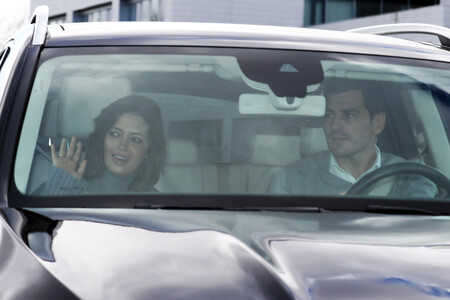 La imagen del día: Sara Carbonero recibe el alta médica y abandona el hospital de la mano de Iker Casillas