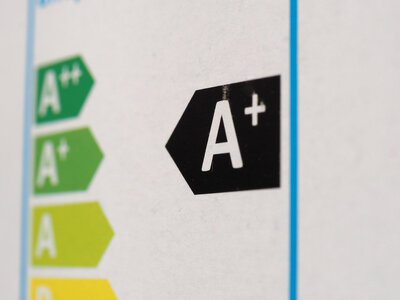 Por qué los coches se clasifican con la etiqueta DGT y la etiqueta IDAE 