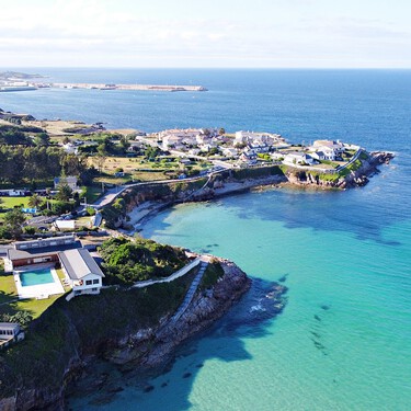 Un paseo marítimo con vistas al océano, pescado exquisito y playas eternas: el pueblo pesquero de Galicia ideal para recorrer a pie 