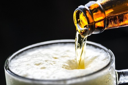 Cerveza, tinto de verano o clara: ¿qué es mejor tomar en una terraza?