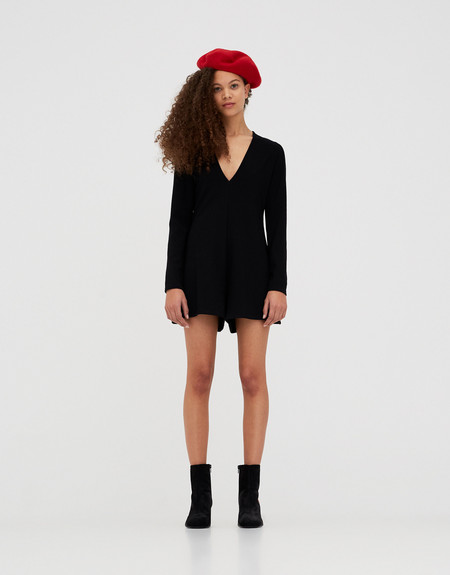 Tras un descuento del 43% tenemos este mono corto de manga larga en Pull&Bear: su precio final es de 12,99 euros