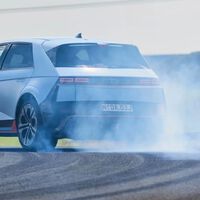 "Los riesgos son demasiado altos". Ya van tres circuitos que prohíben correr a los coches eléctricos por riesgo de incendio y electrocución 