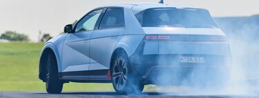 "Los riesgos son demasiado altos". Ya van tres circuitos que prohíben correr a los coches eléctricos por riesgo de incendio y electrocución 