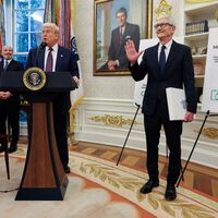 Trump lleva meses pidiendo un iPhone 'made in USA' para perdonar los aranceles a Apple. Al final se ha conformado con "solo" 515.000 millones de euros