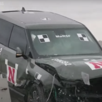 Los autos eléctricos son más pesados y eso es un riesgo en carretera: los guardarraíles no lo soportan