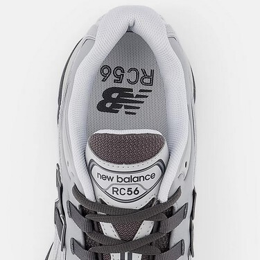 New Balance nos lleva de regreso a los 2000 con sus zapatillas color hielo que prometen ser la clave de tus estilismos más retro y futuristas 