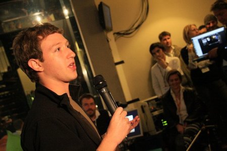 Facebook anuncia novedades en su chat incluyendo un servicio de videochat junto a Skype