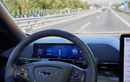 Probamos el Ford Blue Cruise, el sistema de conducción sin manos de Ford